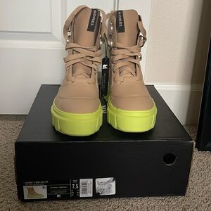 New in box Sorel caribou lace boot, canoe tippet tan lime green color, size 7.5